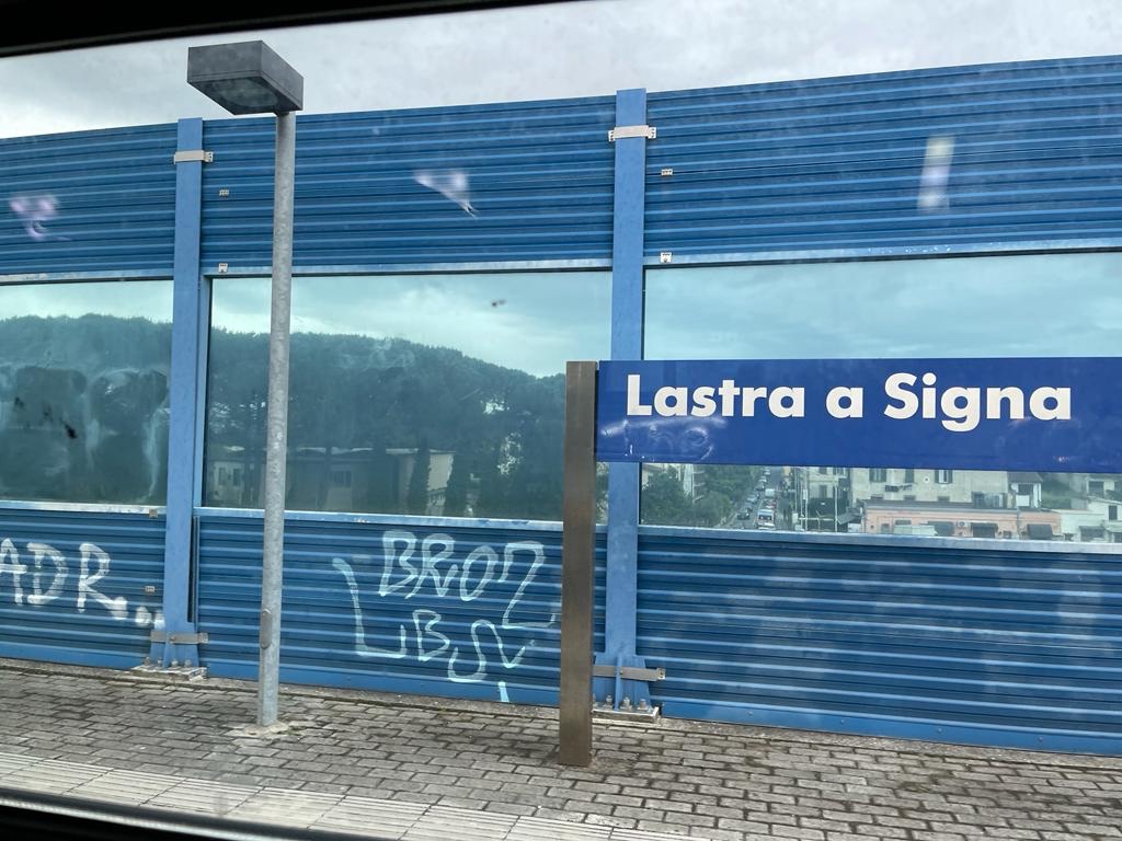 Stazione FS Lastra a Signa: una Cattedrele nel deserto, la sostenibilità inaccessibile a 13 minuti da Firenze Santa Maria Novella